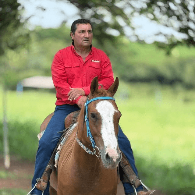Luiz Gomes montado em um cavalo castanho em ambiente rural